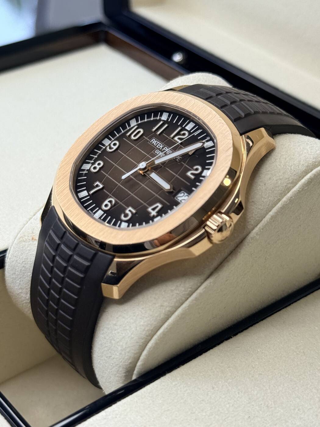 Patek Philippe Aquanaut 5167R-001 angle