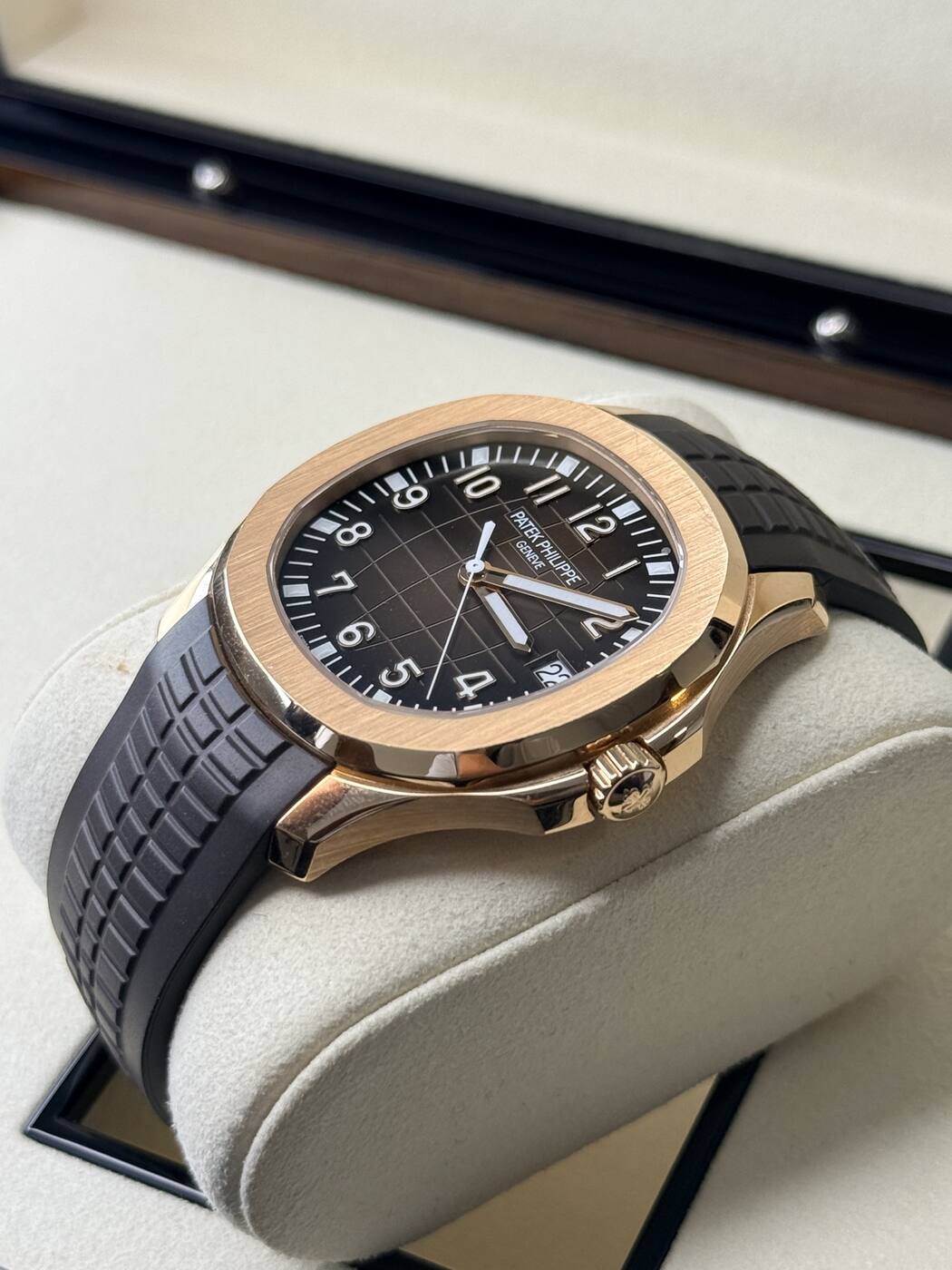 Patek Philippe Aquanaut 5167R-001 crown