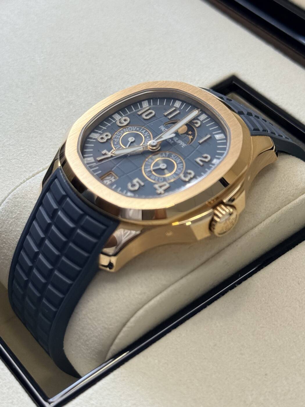 Patek Philippe Aquanaut 5261R-001 side