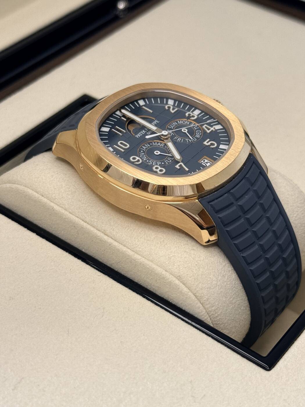 Patek Philippe Aquanaut 5261R-001 case