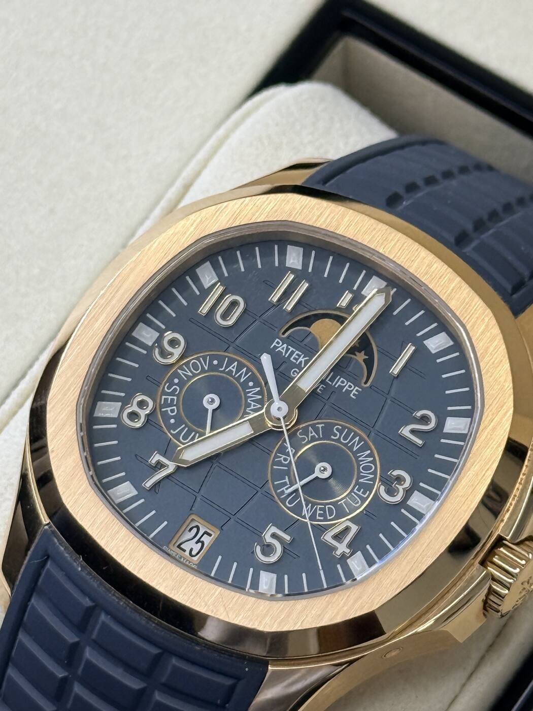 Patek Philippe Aquanaut 5261R-001 dial