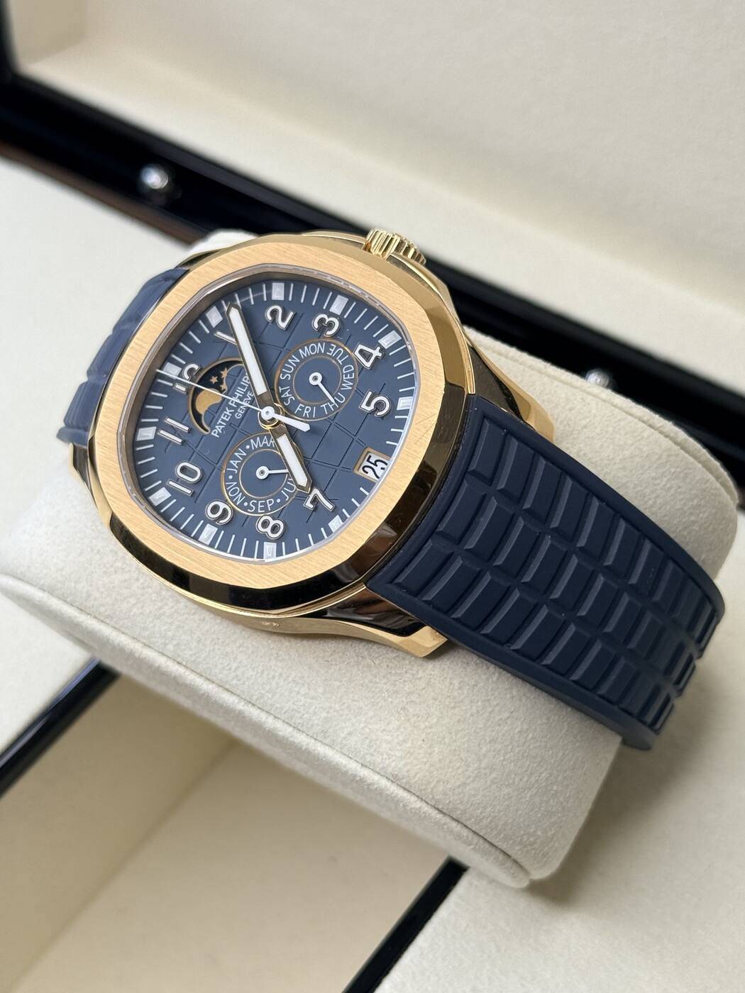 Patek Philippe Aquanaut 5261R-001 angle