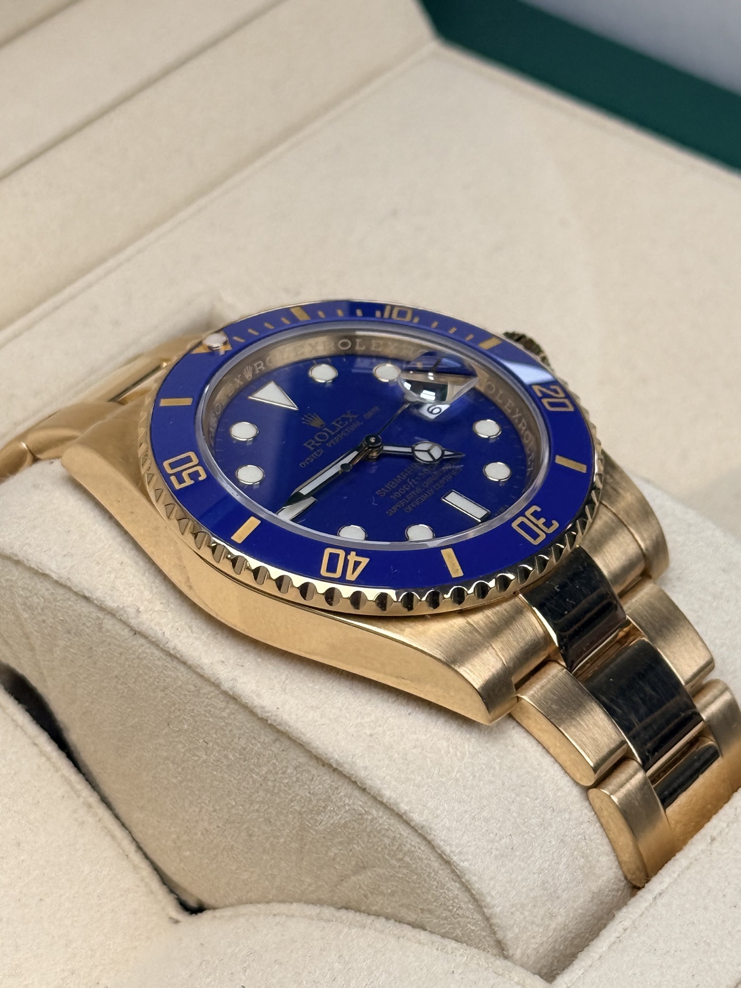 Rolex Submariner Date 116618LB side