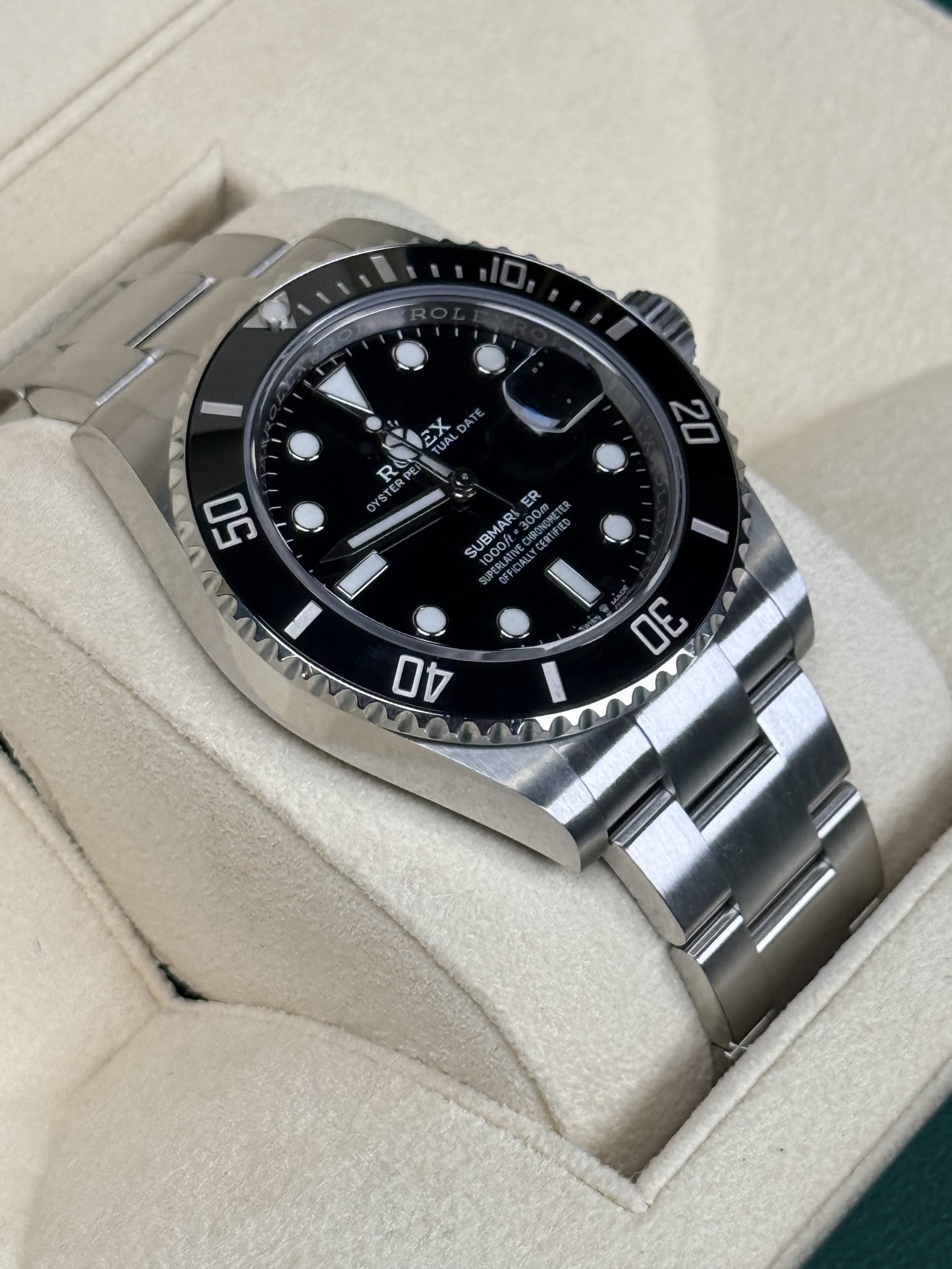 Rolex Submariner Date 126610LN side
